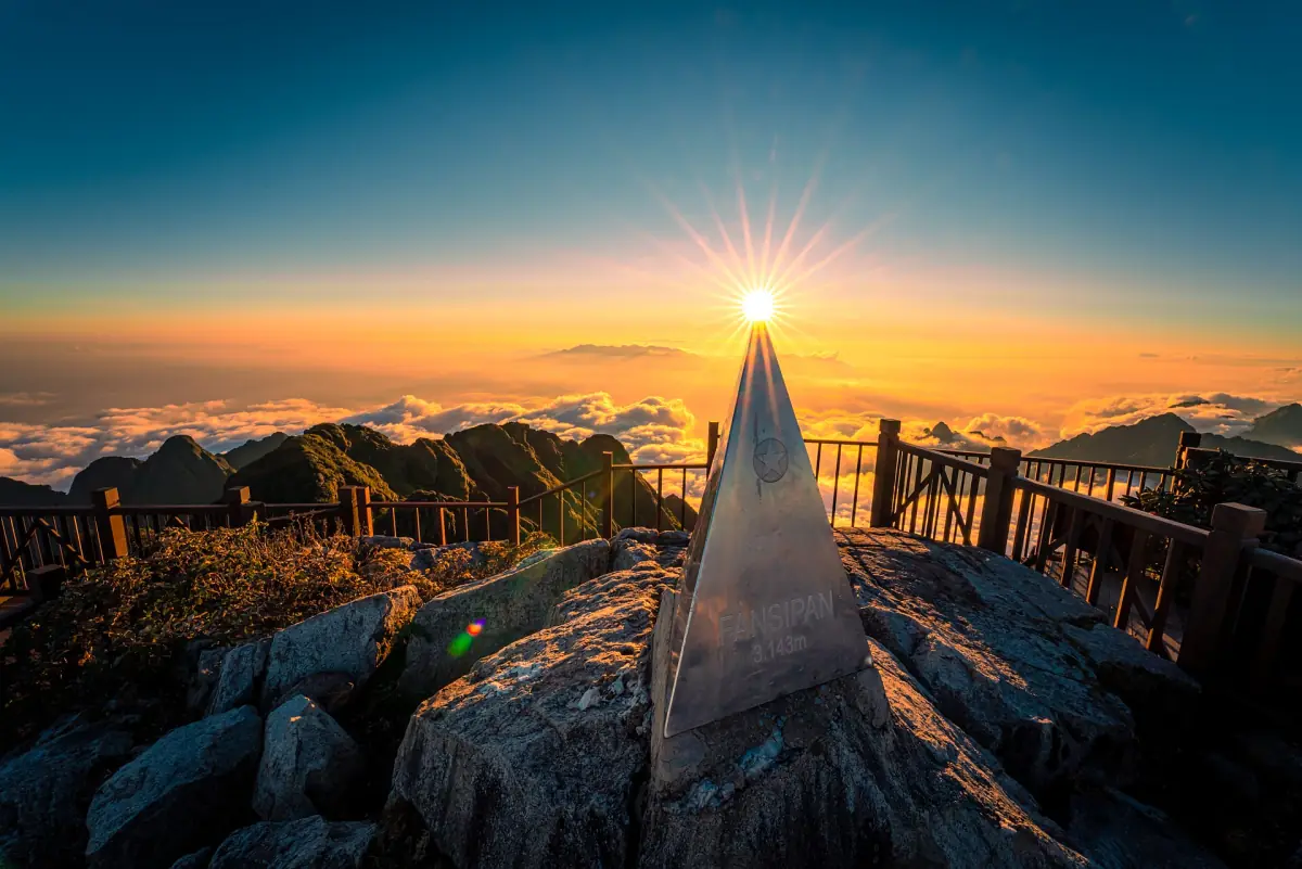 Die Gipfelmarke des Fansipan bei Sonnenaufgang über einem Wolkenmeer