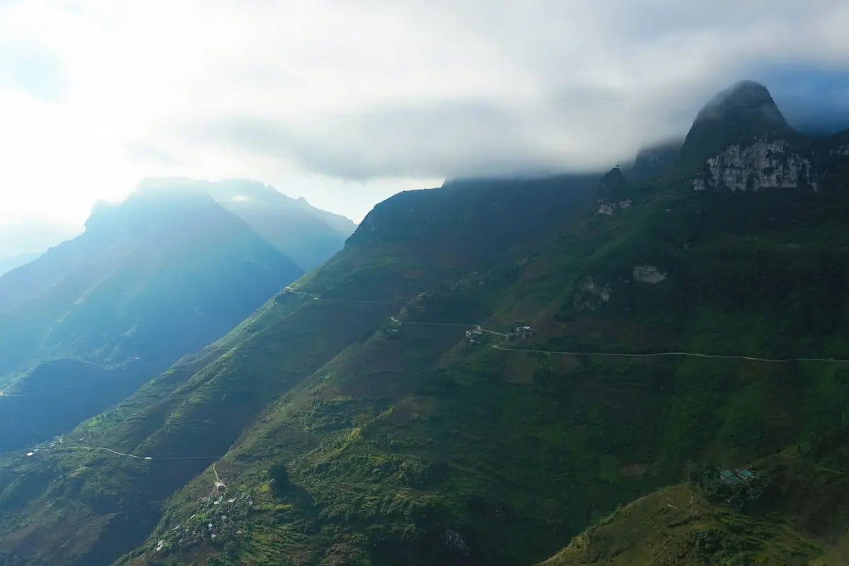 Wolken über den Bergen am Ma Pi Leng