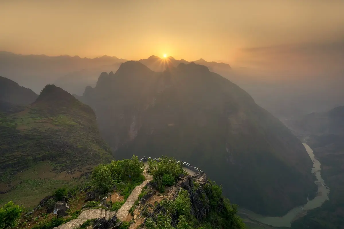 Sonnenaufgang über der Schlucht am Ma Pi Leng